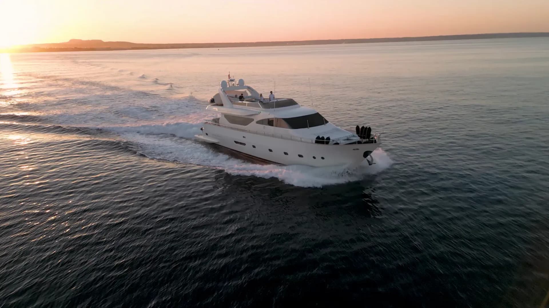ESSOESS, en 24 meter lang Alalunga 78-yacht, der sejler i solnedgangen ud for Palma de Mallorca